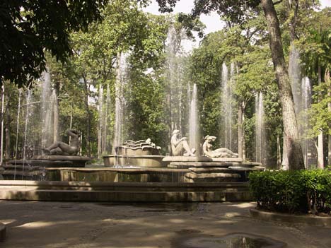 a photo
of a fountain in a caracas city park